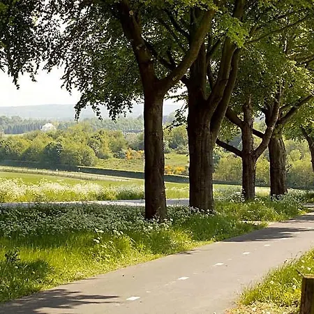 & - De Zeven Heuvelen 3* フロースベーク